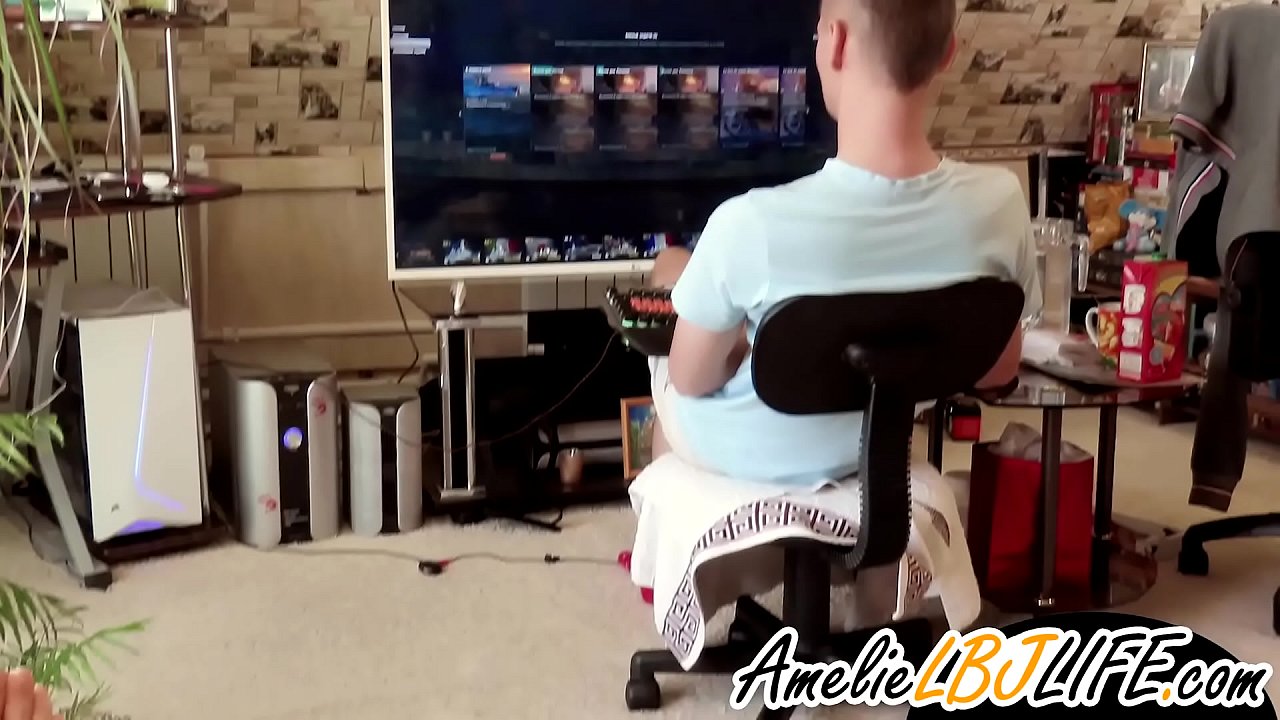 Tüdruk masturbeerib seksimänguasjaga poiss-sõbra jaoks arvutimängude mängimiseks