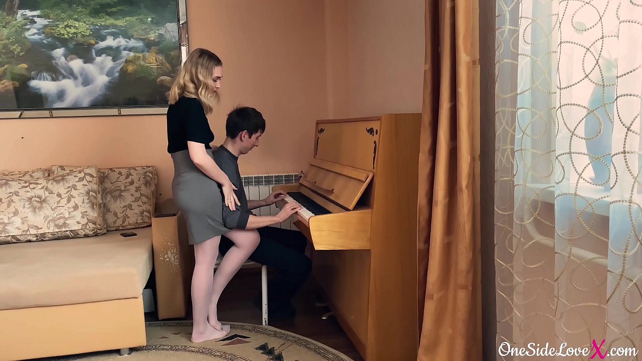 Klaveriõpetaja imes oma õpilase riista sügavalt ja nussis teda.