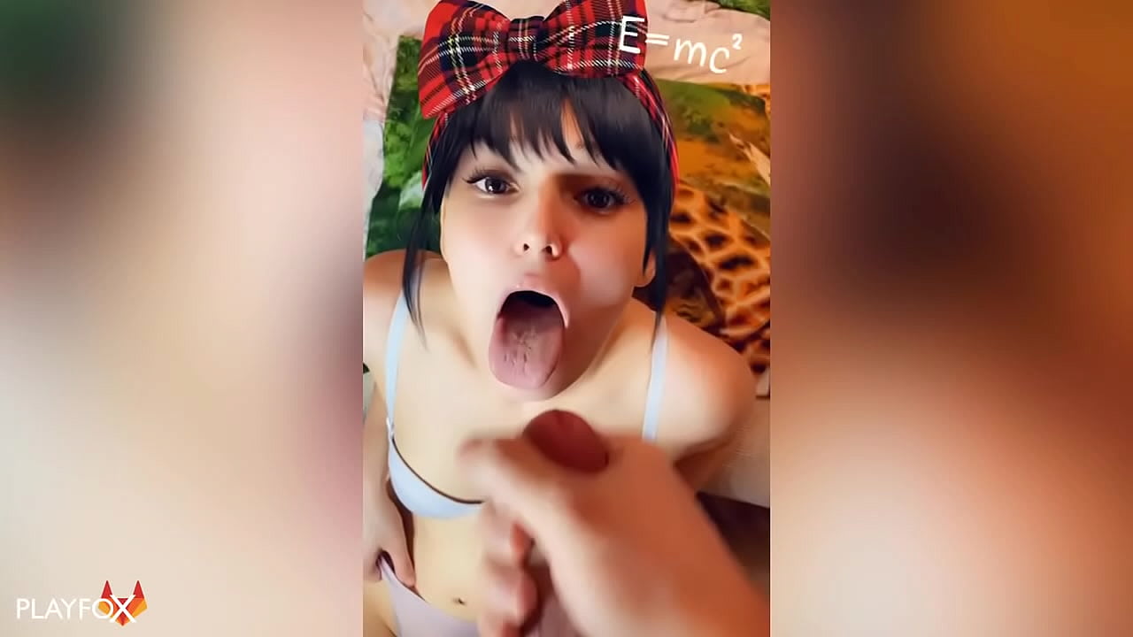 Keskkooli tüdruk saab oma esimese sperma suhu klassikaaslaselt